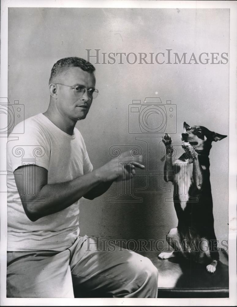 1955 Press Photo Ralph Lee &amp; Wife are Deaf use Sign Land with their Dog - Historic Images