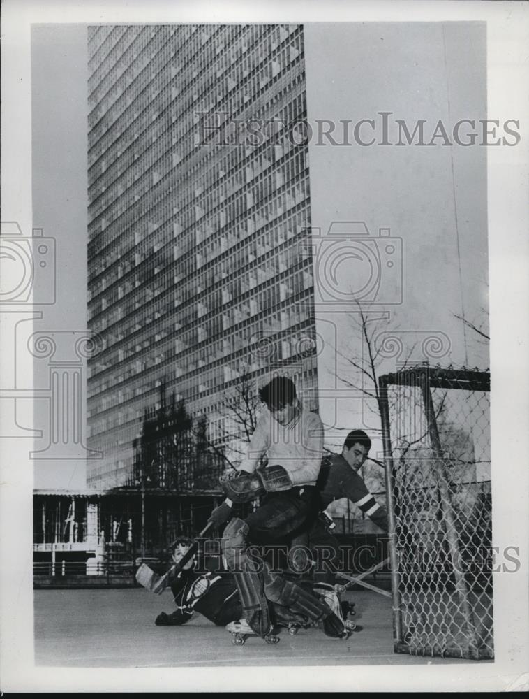 1961 Press Photo Kids playing hockey at United Nations Secretariat Building - Historic Images