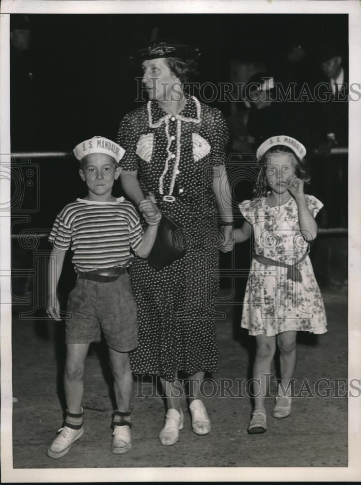 1938 Press Photo Mrs Egan and her children Charles and Ethel after being rescued - Historic Images