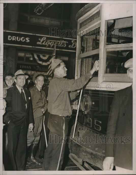 1937 Press Photo American Legionnaire cleans street car at Broadway & 42nd St NY - Historic Images