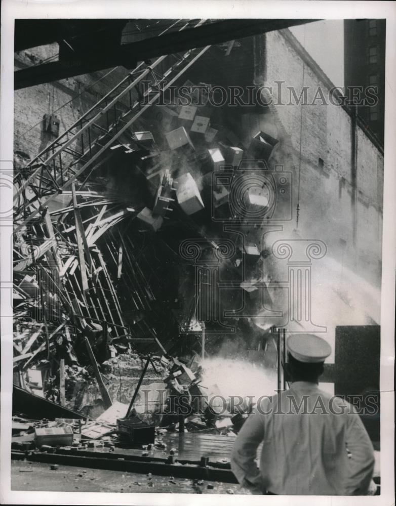 1950 Press Photo old office bldg. demolished for new bus terminal, Chicago - Historic Images