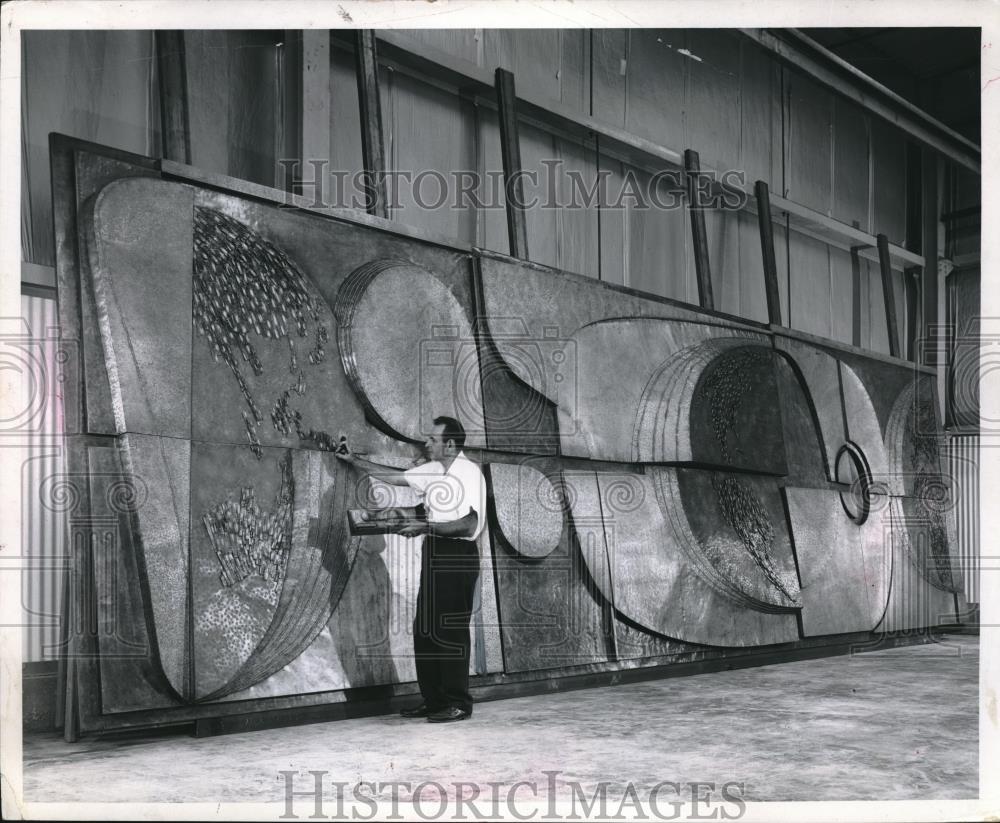 Press Photo len Gordon Miller, designer of copper mural - Historic Images