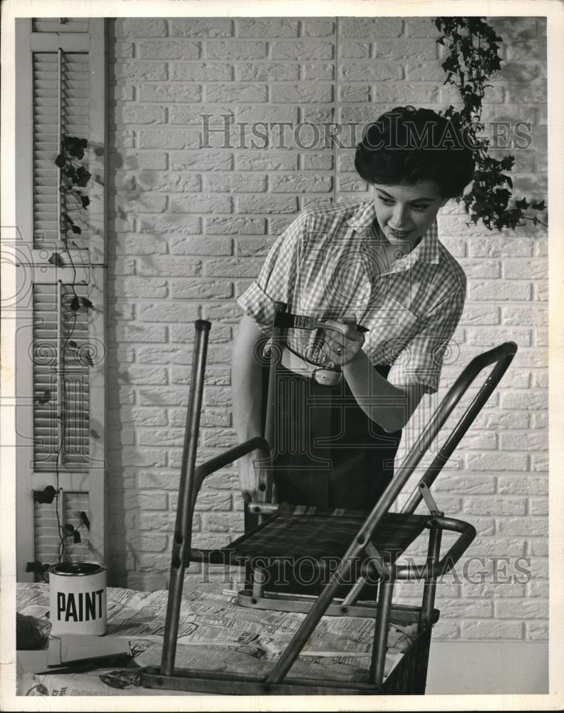 Press Photo Painting aluminum chair - Historic Images