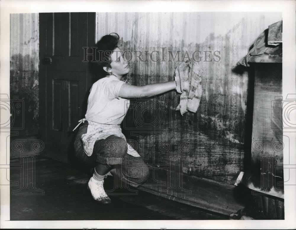 1947 Press Photo Ottumwa,Iowa Joanne Huddleston scubs flood marks from her home - Historic Images