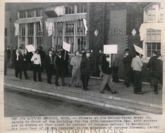 1945 Press Photo striking workers of Kelsey-Hayes Wheel Co. picket in Detroit - Historic Images
