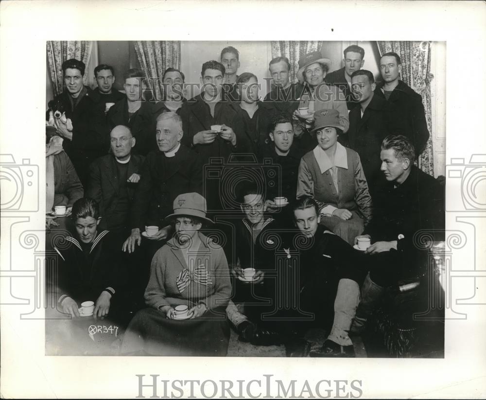 1940 Press Photo YMCA Volunteers &amp; Hostess - Historic Images