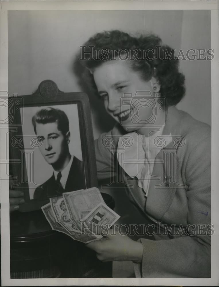 1945 Press Photo Manhattan, Kans Mrs Eugene Dorland &amp; photo of husband S.Sgt - Historic Images