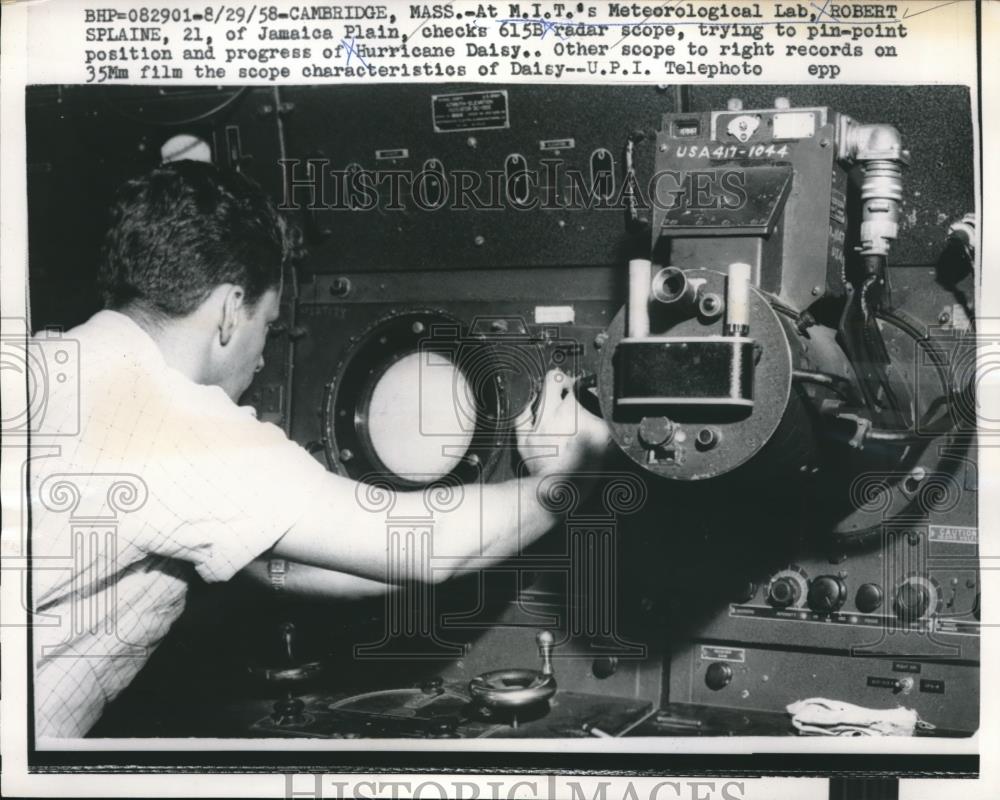 1958 Press Photo Robert Splaine checks 615B radar scope, locating hurricane - Historic Images