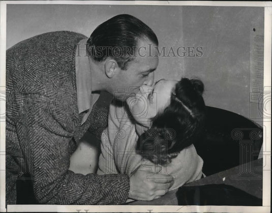 1941 Press Photo JJ & Adele Murphy, as he goes to jail for bribe taking - Historic Images