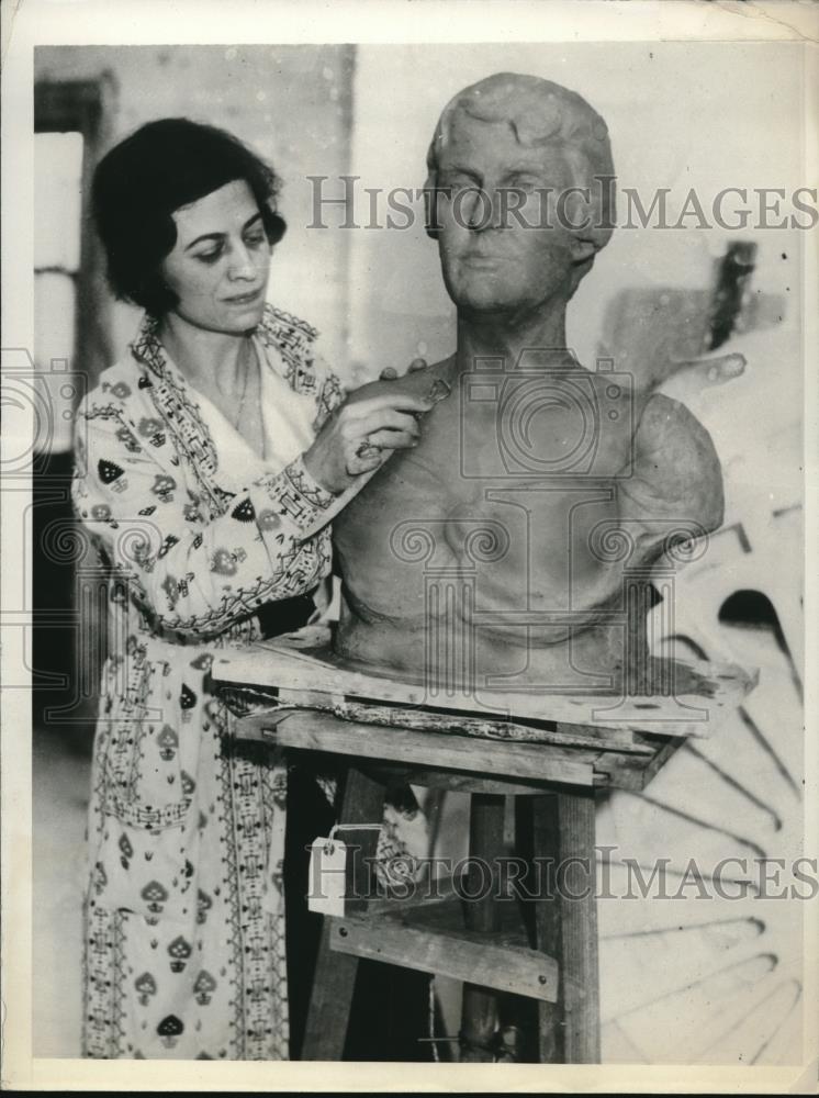 1931 Press Photo Wash.D.C. Mrs Helen Miller working on bust of Mrs LH Hoover - Historic Images