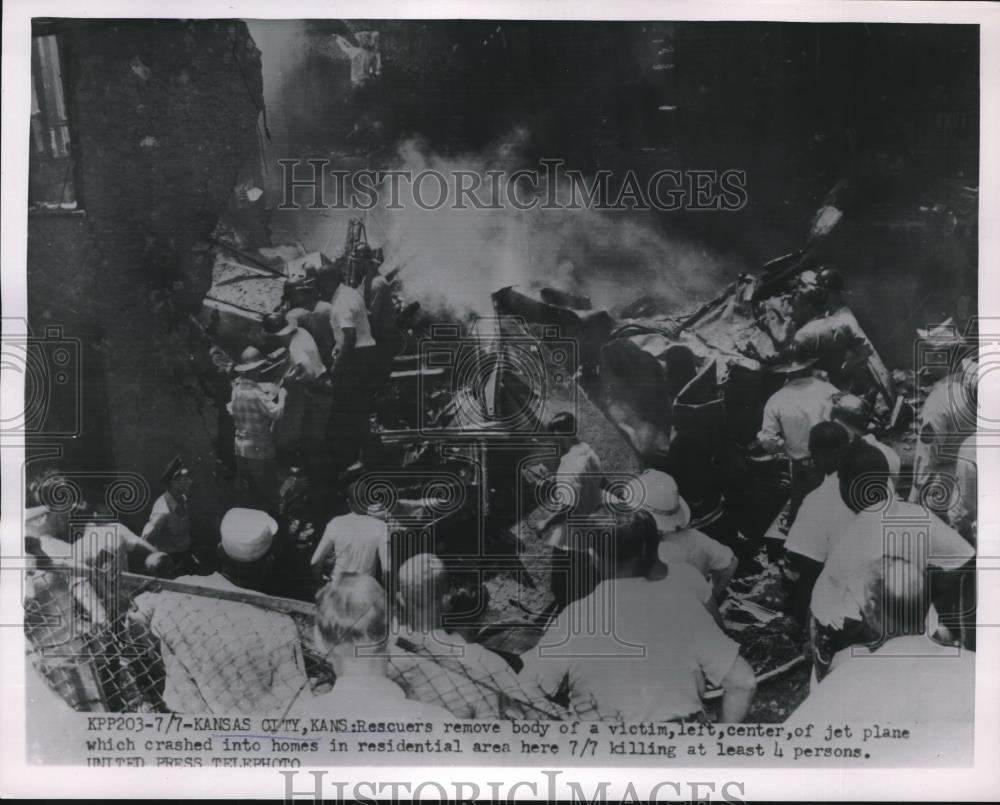 1954 Press Photo Rescuers removing body of plane crash victim in Kansas City KS - Historic Images