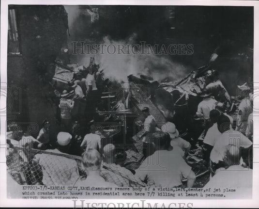 1954 Press Photo Rescuers removing body of plane crash victim in Kansas City KS - Historic Images