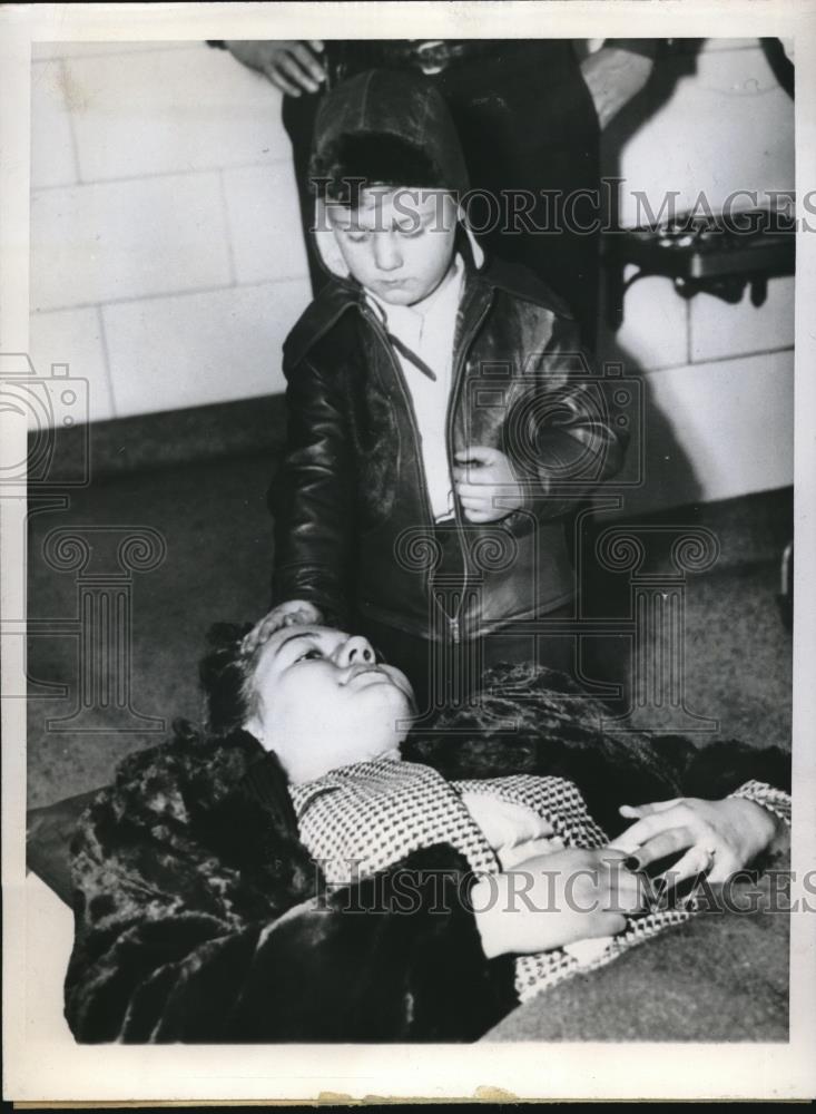 1946 Press Photo Chicago, Ill Billy Butcher &amp; mom , injured by train crash - Historic Images