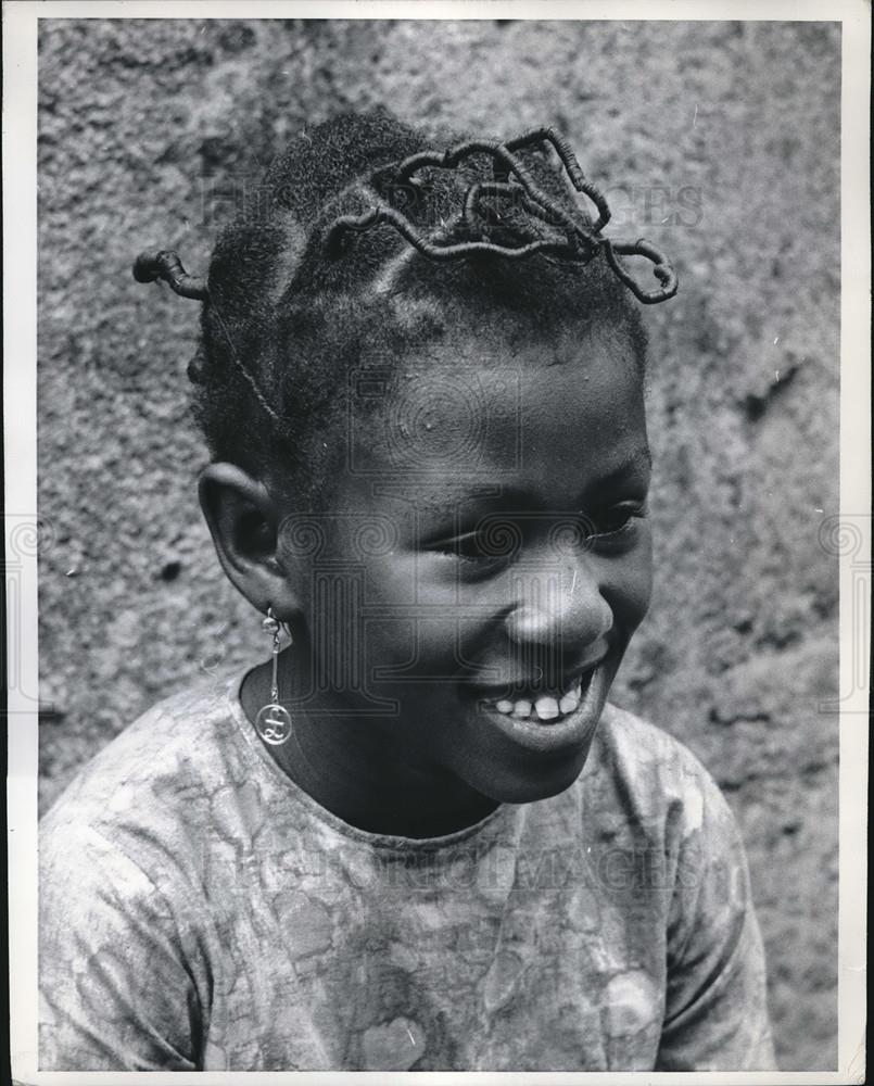 1970 Press Photo Young Girl with Afro Hairstyle in African Style - Historic Images