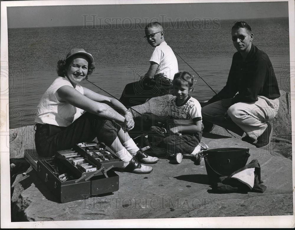 1956 Press Photo Mr &amp; Mrs Arthur Fox &amp; Children Margaret And Bill Go Fishing - Historic Images