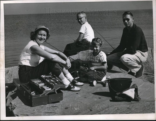 1956 Press Photo Mr & Mrs Arthur Fox & Children Margaret And Bill Go Fishing - Historic Images