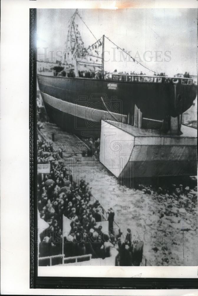 1957 Press Photo Leningrad, USSR atomic powered liner Lenin is launched - Historic Images