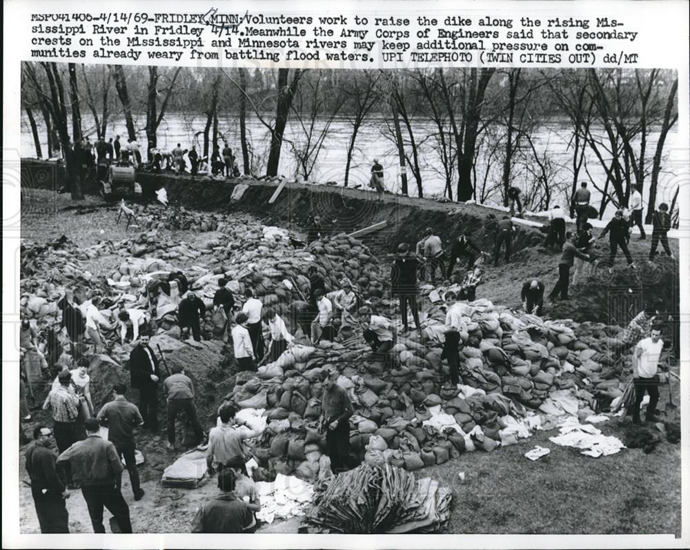 1969 Press Photo workers raise dike along rising Mississippi River, Fridley MN - Historic Images