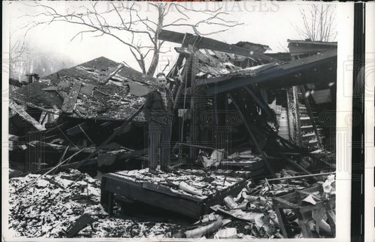 1956 Press Photo Leon Delisle at Building That Exploded 3 Killed & 9 Injured - Historic Images