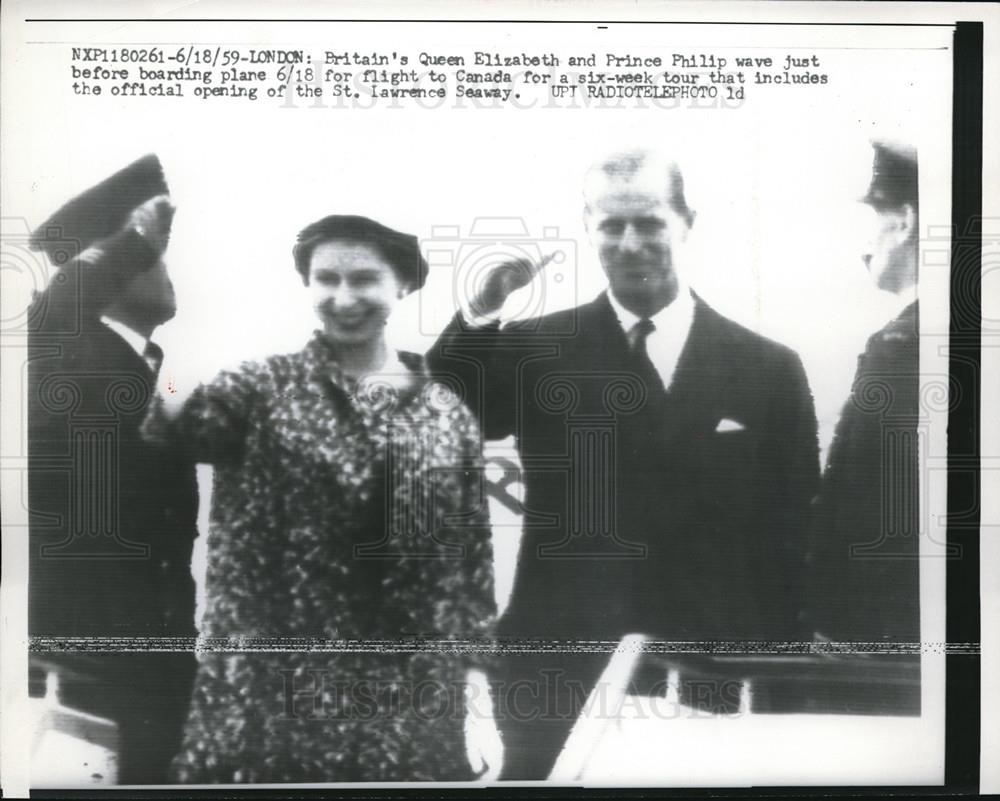 1959 Press Photo Queen Elizabeth and Prince Philip Board Plane for Canada - Historic Images