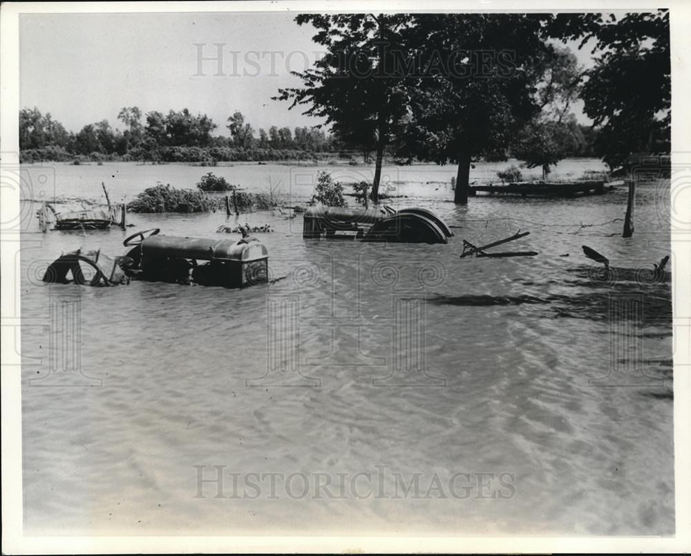 1941 Press Photo Kickapoo Island KS Farm Machinery abandon Missouri River floods - Historic Images