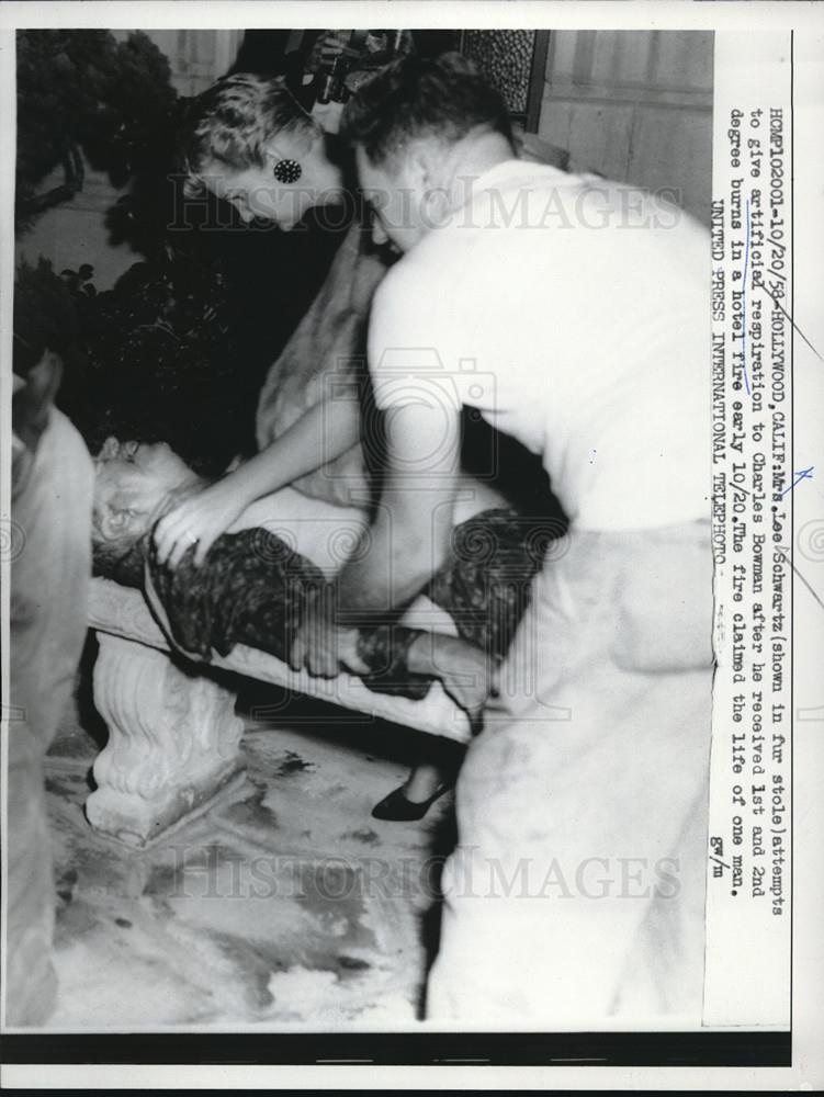 1958 Press Photo Mrs Lee Schwartz Giving Artificial Respiration to Charles Bowma - Historic Images