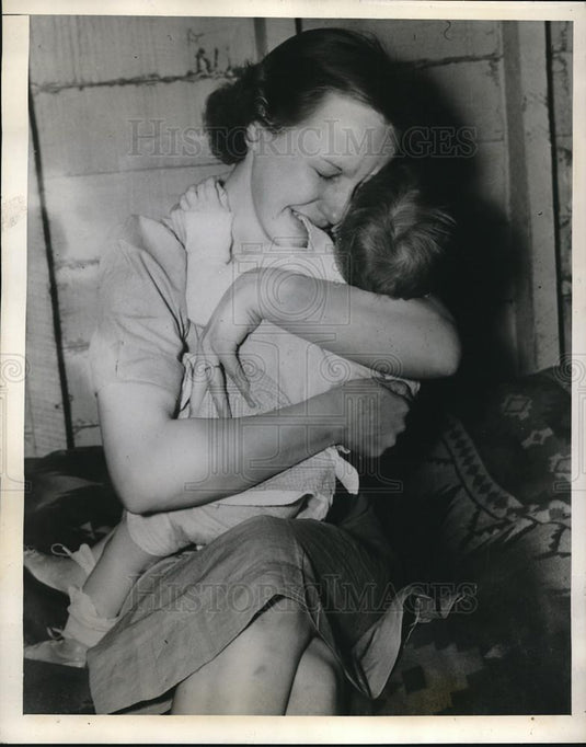 1939 Press Photo Mrs. Marie Abhrom with Daughter Grieving Husband Killed - Historic Images