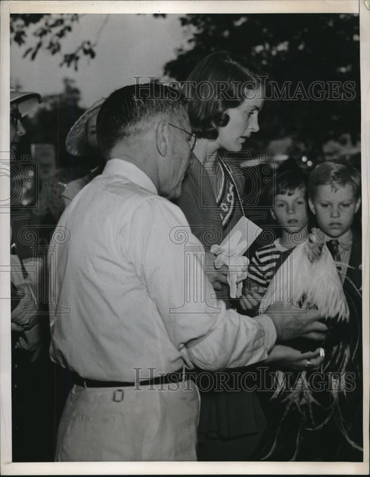 1938 Press Photo Mrs. Cornelius Vanderbilt Whitney at Greentree Fair, Manhasset - Historic Images