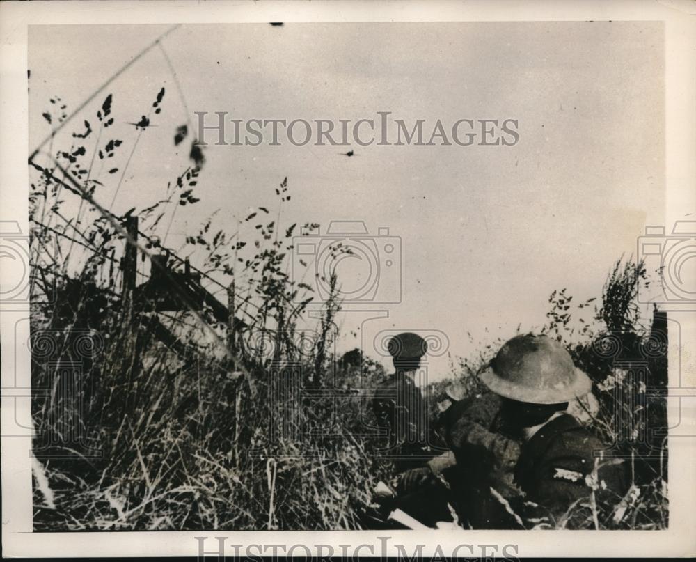 1940 Press Photo British Soldiers Taking Cover Fighting to Coast in France - Historic Images