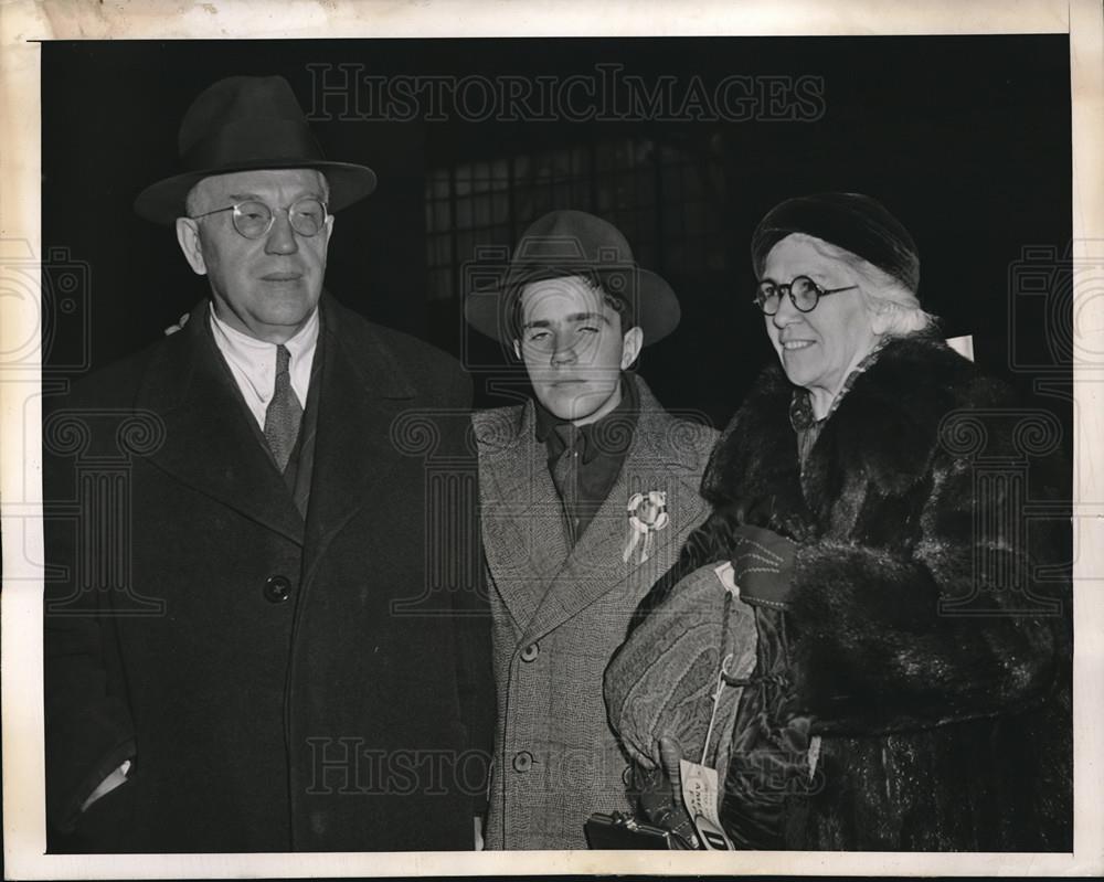 1943 Press Photo Dr Albert Dunlap Wife Eva May & Son John Return From Trip - Historic Images