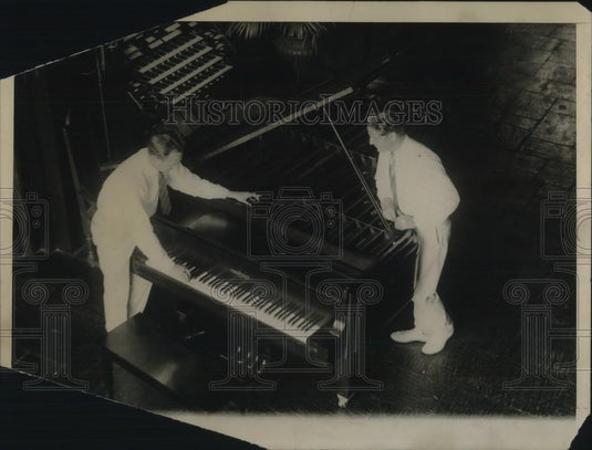 1925 Press Photo Two Men Looking Over a Piano - Historic Images