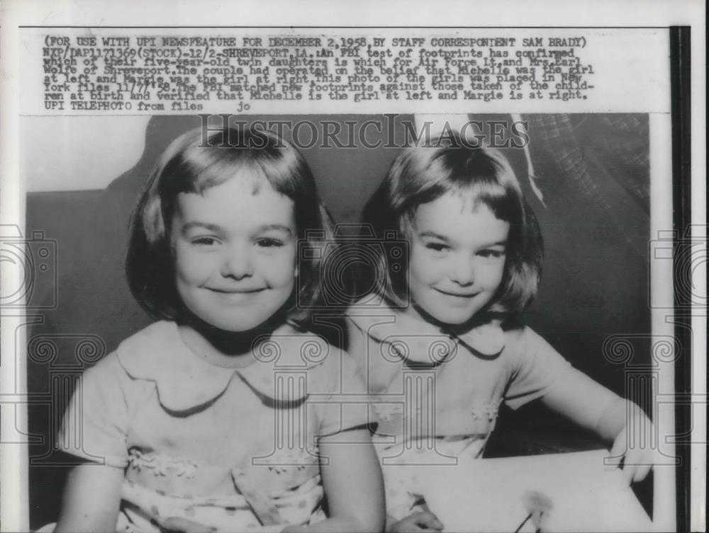 1958 Press Photo footprints to tell which twin is which (Michelle &amp; Margie Wolf) - Historic Images