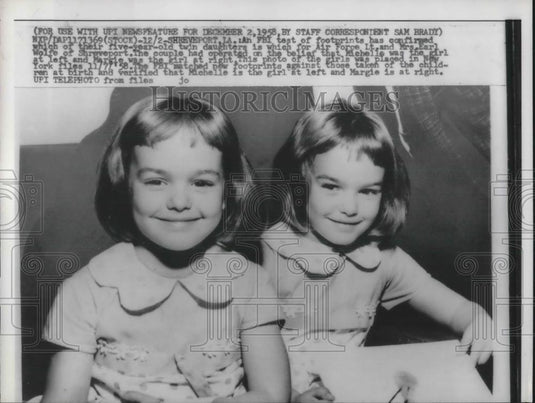 1958 Press Photo footprints to tell which twin is which (Michelle & Margie Wolf) - Historic Images