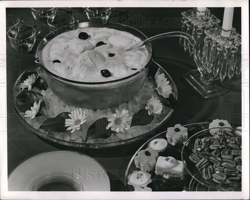 1952 Press Photo Cherries Jubilee Ice Cream Punch For Graduation Reception - Historic Images