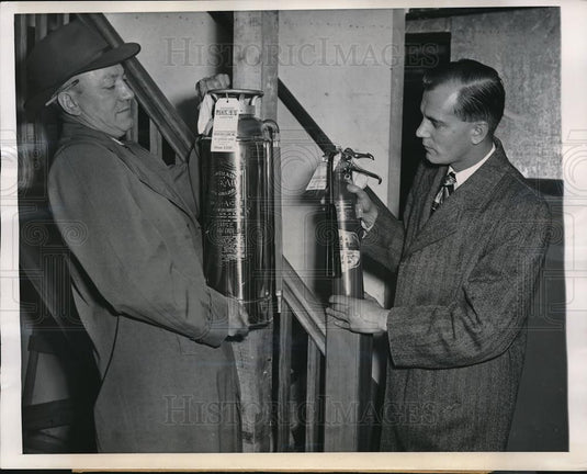 1949 Press Photo Fire extinguisher for home young girl saves 4 brothers sisters - Historic Images