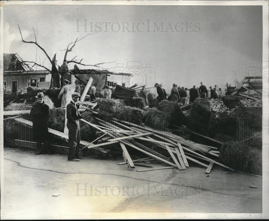 1932 Press Photo Residents Of Northrop, AL & National Guardsmen Search Wreckage - Historic Images