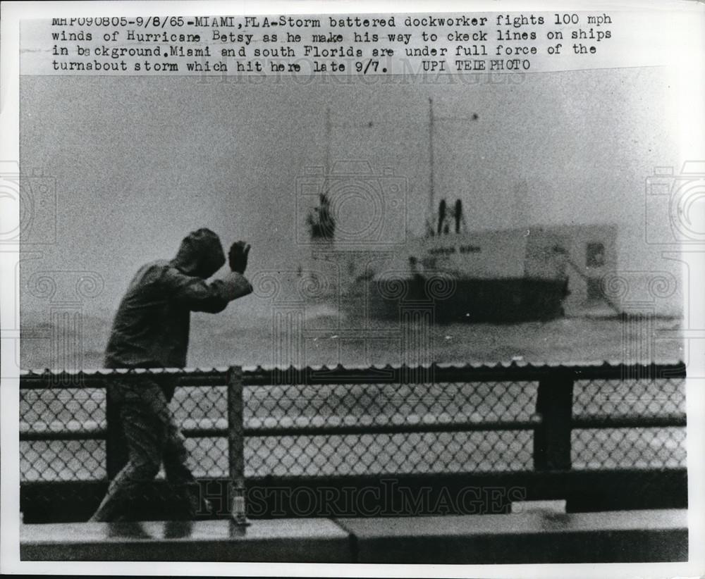 1965 Press Photo Storm Battered Dockworker Fights 100 MPH Hurricane Betsy - Historic Images