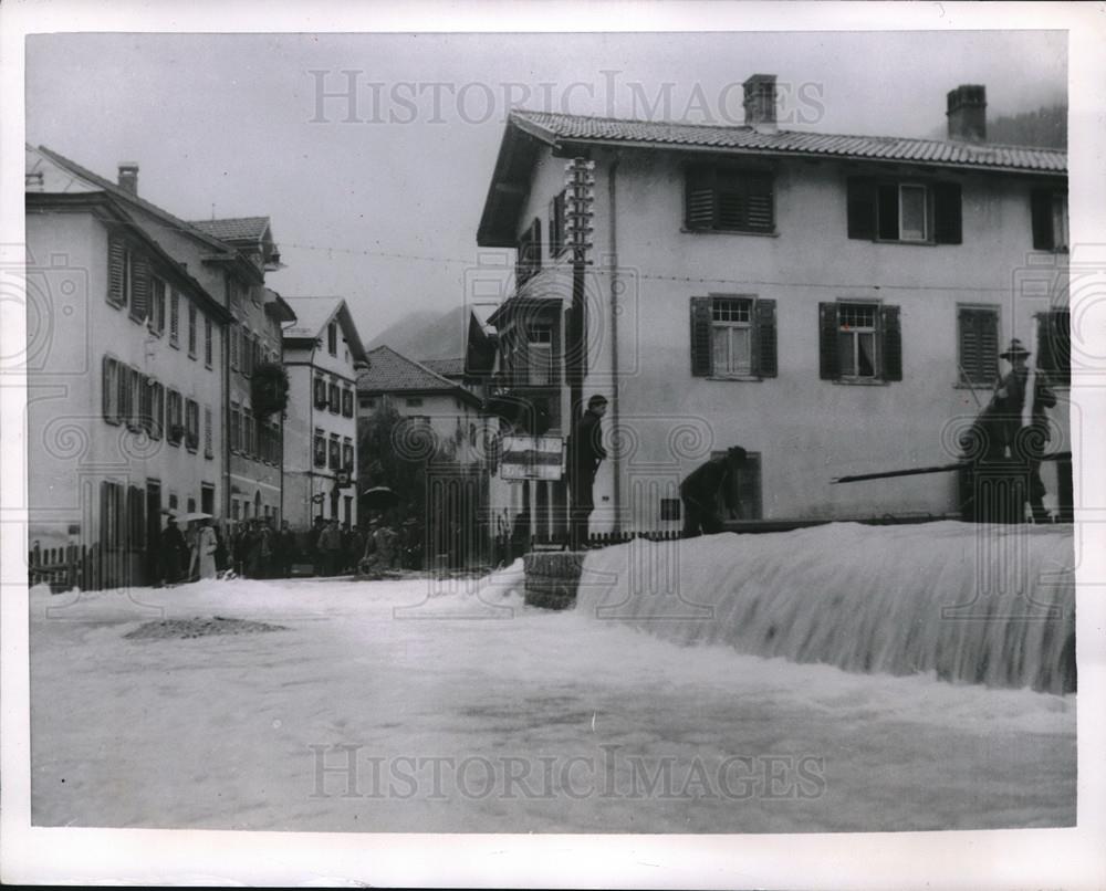 1954 Press Photo The Townspeople Of The swiss Village saving their homes - Historic Images