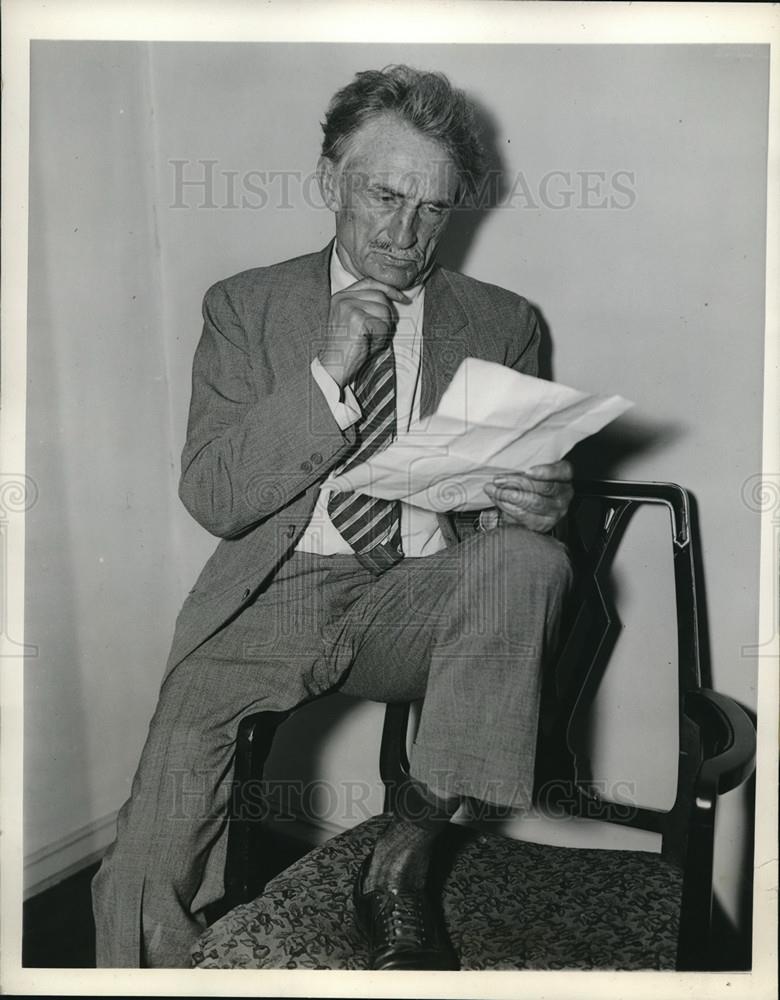 1936 Press Photo Publisher Bernard McFadden Looks Over Plans - Historic Images