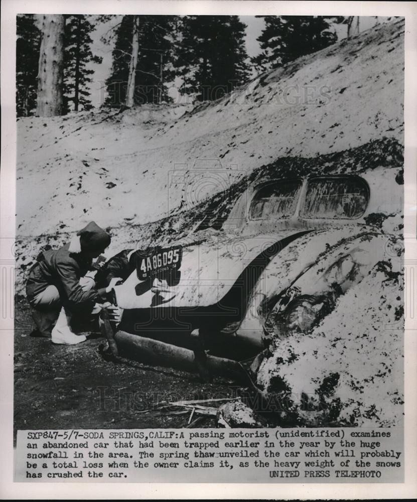 1952 Press Photo Passing Motorist Examines Abandoned Car Trapped by Snow - Historic Images