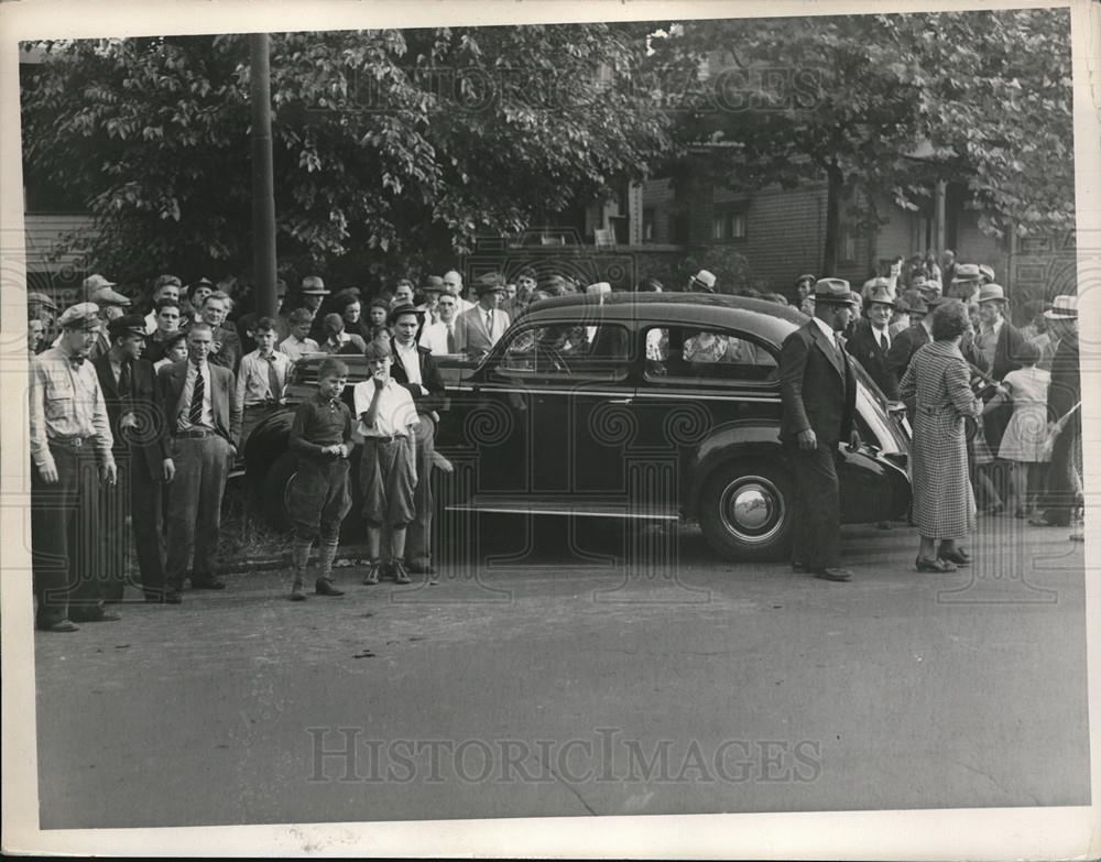Press Photo People awaiting for the owner of the car to arrive. - Historic Images