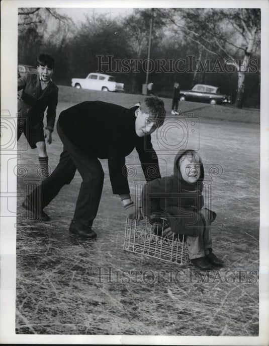 1962 Press Photo London, Gary Higgs & John Holton on frozen Kingsmere pond - Historic Images