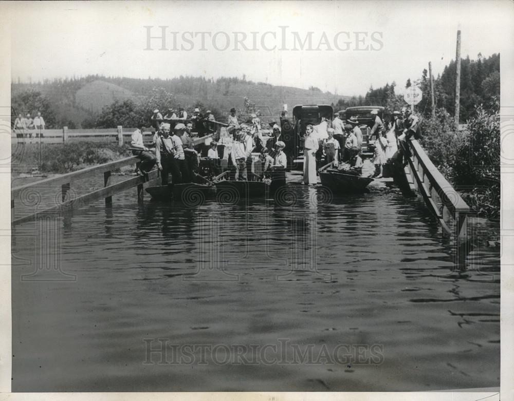 1933 Press Photo Marooned residents at Kelso, Wash. after dike collapsed - Historic Images