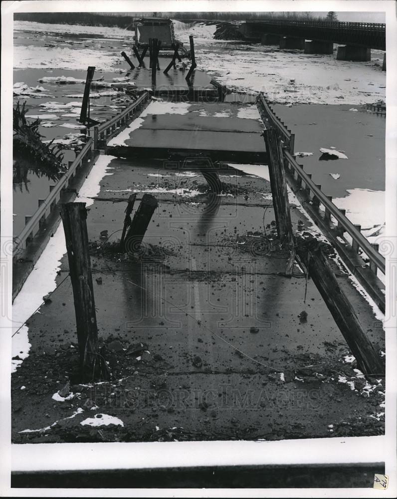 1965 Press Photo Earthquake in Alaska drove deck of hwy bridge through supports - Historic Images