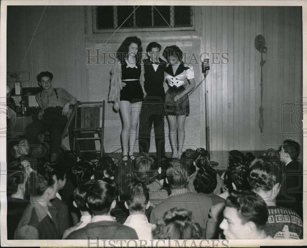 1944 Press Photo San Francisco Night Club youths at a dance - Historic Images