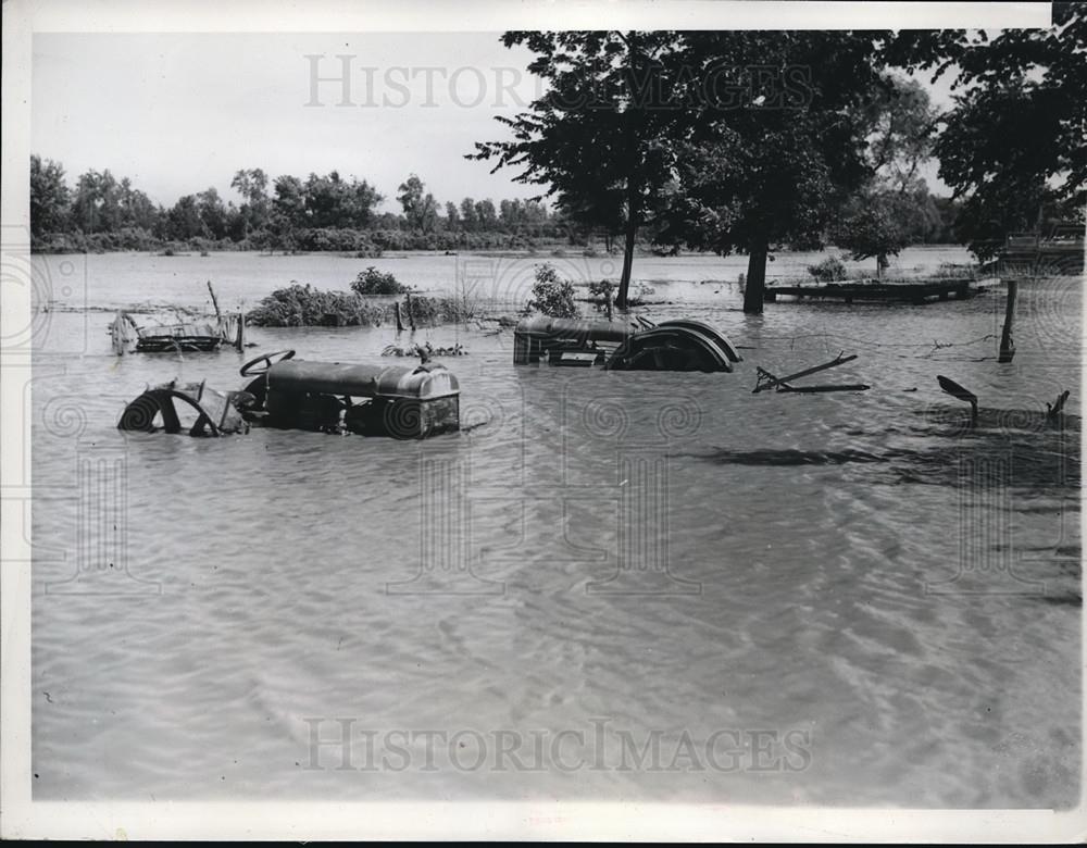 1941 Press Photo Kickapoo Island Kansas Farm Machinery Flooding - Historic Images