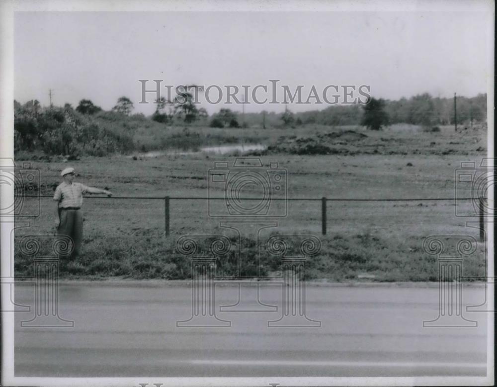 1956 Press Photo Harry Sobel Points to Man Hole - Historic Images