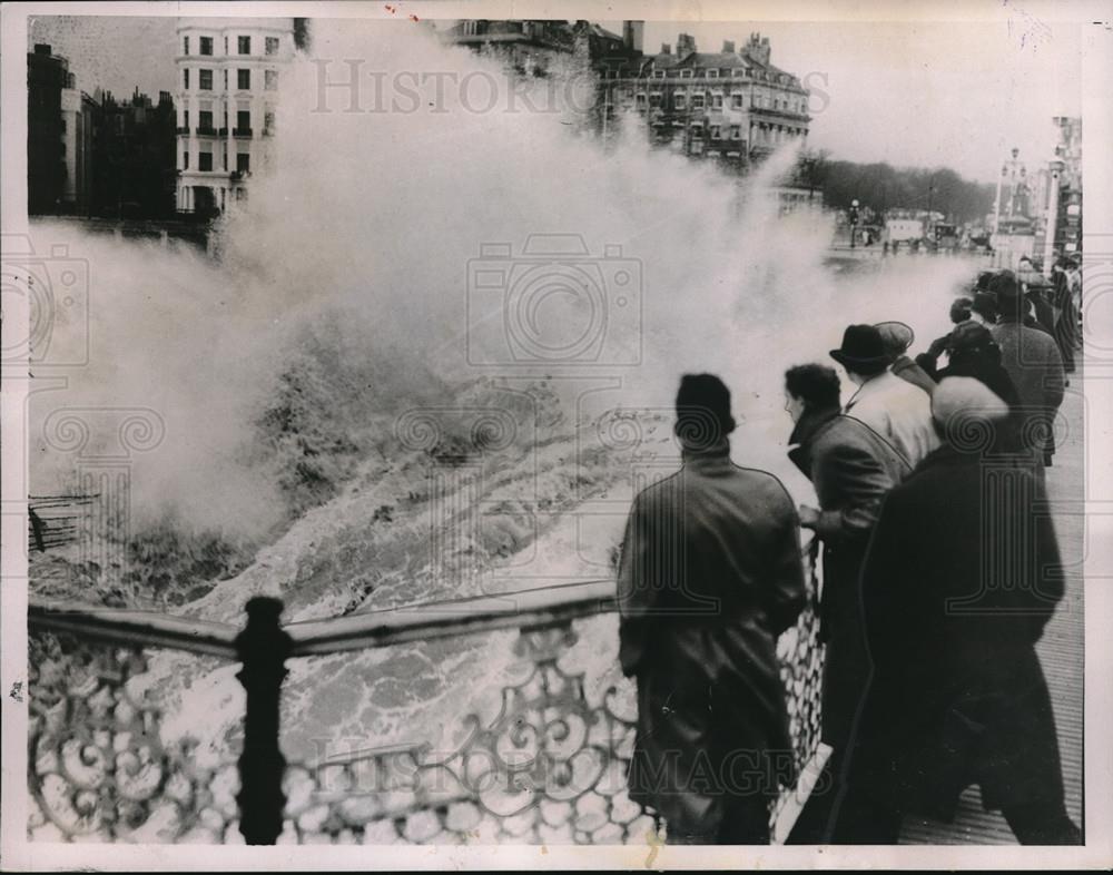 1936 Press Photo View of waves caused by gale near Brighton England - Historic Images