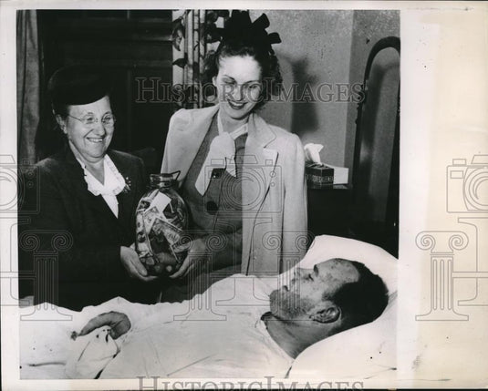 1947 Press Photo Mrs Gustave Engler George Cejka Trapp World War II Veteran - Historic Images