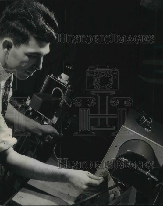 1941 Press Photo Westinghouse research engineer manipulates copper - Historic Images